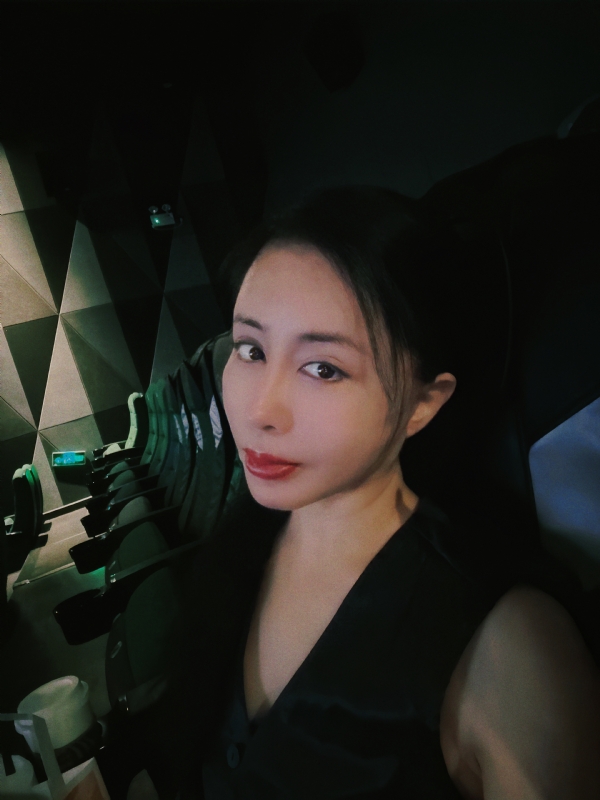 Moon的第一张照片--香港闪婚服务中心