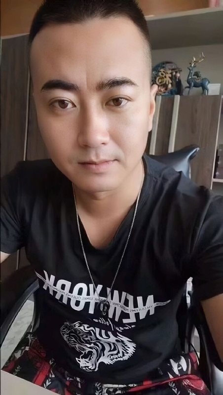 Luck耀的第一张照片--香港闪婚服务中心